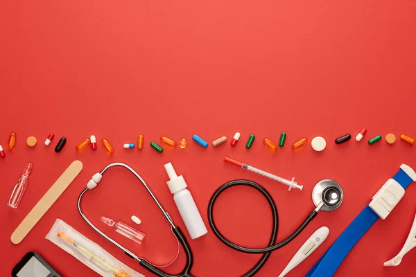 Vista Superior Medicinas Coloridas Con Objetos Médicos Sobre Fondo Rojo — Foto de Stock