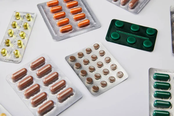 Hoge Hoek Van Geneesmiddelen Witte Achtergrond — Stockfoto