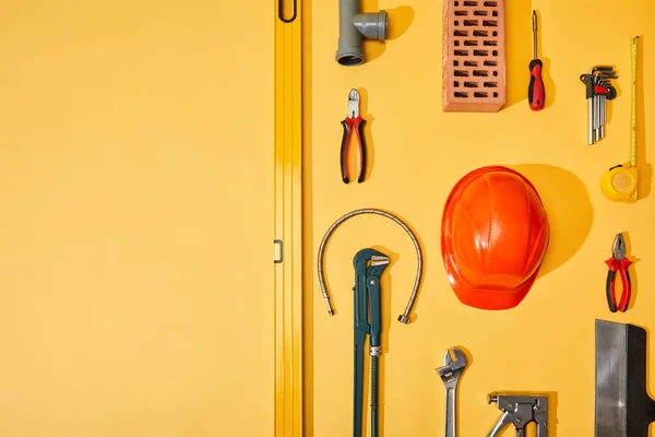 Tendido Plano Con Herramientas Industriales Cinta Métrica Casco Sobre Fondo — Foto de Stock