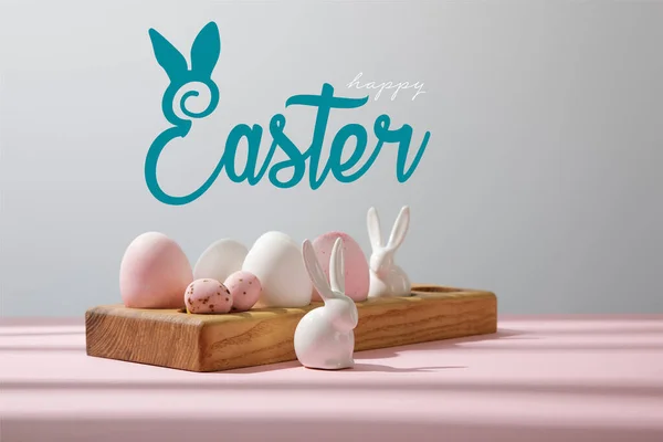 木制木板上的复活节彩蛋 装饰兔子 粉色和灰色 还有愉快的复活节彩图 — 图库照片