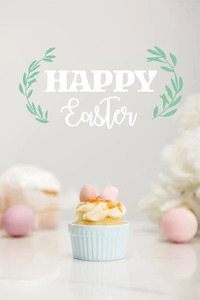 Focus Selettivo Cupcake Con Uova Pasqua Sfondo Grigio Con Felice — Foto Stock