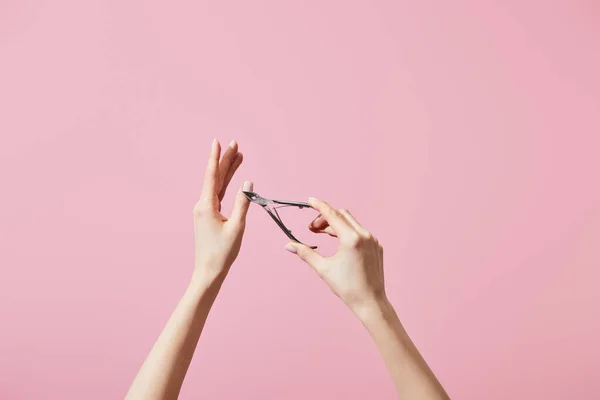 Teilansicht Einer Frau Die Nagelhaut Mit Zange Isoliert Auf Rosa — Stockfoto
