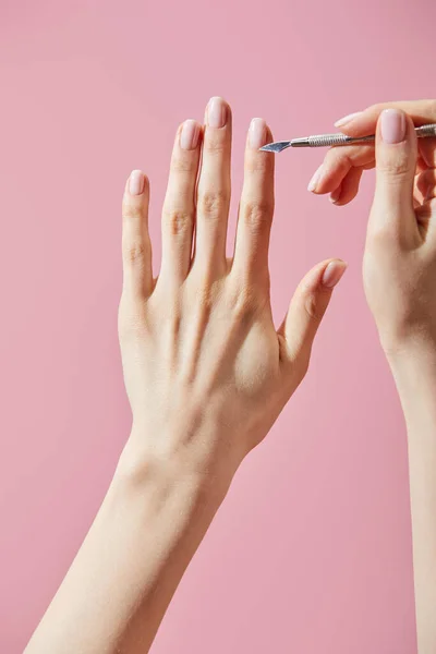 Vista Parcial Mujer Haciendo Manicura Con Empujador Cutícula Aislado Rosa —  Fotos de Stock