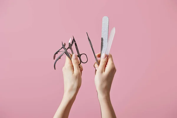 Widok Kobiety Trzymającej Instrumenty Manicure Odizolowane Różowo — Zdjęcie stockowe