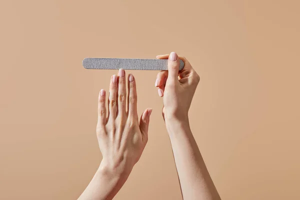 Vista Recortada Mujer Limadura Uñas Con Tablero Esmeril Aislado Beige — Foto de Stock