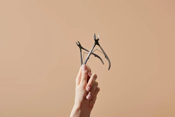Partiell Bild Kvinnlig Hand Med Nagelband Nippers Isolerade Beige — Stockfoto