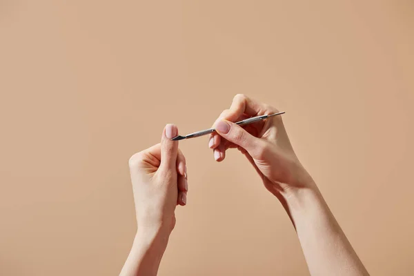 Vista Cortada Mulher Fazendo Manicure Usando Empurrador Cutícula Isolado Bege — Fotografia de Stock