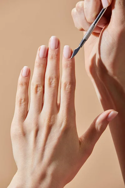 Vista Cortada Mulher Fazendo Manicure Com Empurrador Cutícula Isolado Bege — Fotografia de Stock
