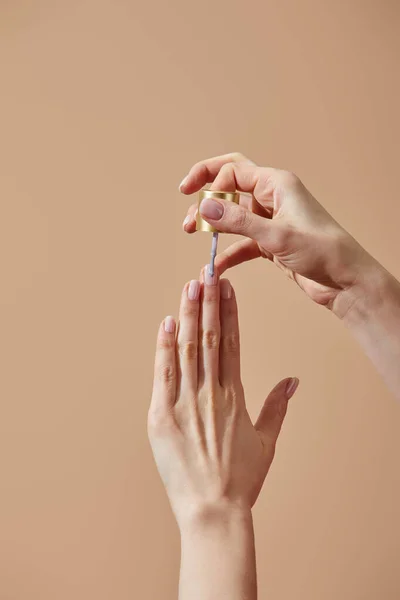 Vista Recortada Mujer Aplicando Esmalte Uñas Aislado Beige — Foto de Stock