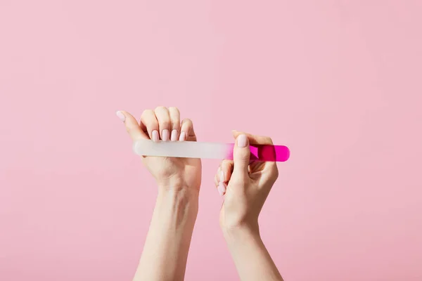 Vista Recortada Mujer Haciendo Manicura Usando Lima Uñas Aislada Rosa — Foto de Stock