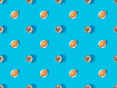 Draufsicht auf Croissants auf Tellern und Kaffee auf blauem, nahtlosem Hintergrundmuster