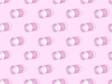 Menekşe üzerindeki su bardaklarının üst görünümü, kusursuz arkaplan deseni