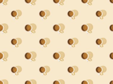 Bej, pürüzsüz arkaplan desenli taze kahve fincanlarının üst görüntüsü