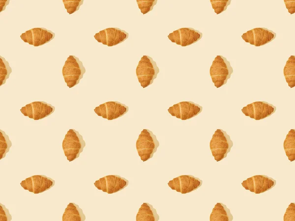 Draufsicht Auf Köstliche Frische Croissants Auf Beigem Nahtlosem Hintergrundmuster — Stockfoto