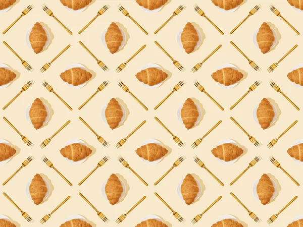 Top View Golden Forks Croissants Beige Seamless Background Pattern — Stock Photo, Image