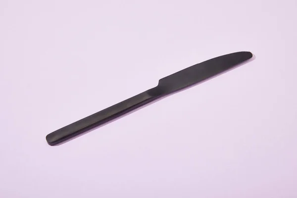 Cuchillo Negro Brillante Metal Sobre Fondo Violeta — Foto de Stock