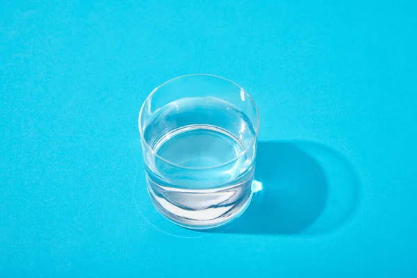 Vidro Água Doce Fundo Azul — Fotografia de Stock
