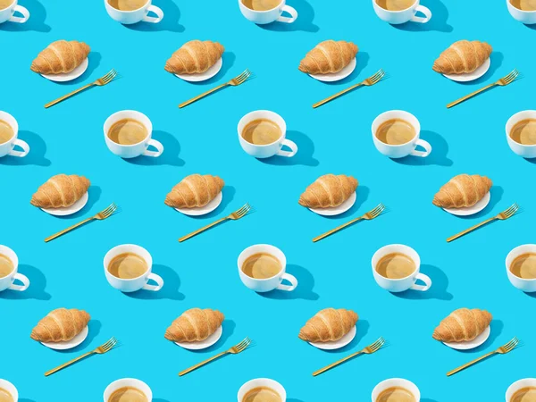 Vorken Verse Croissants Borden Koffie Blauwe Naadloze Achtergrond Patroon — Stockfoto