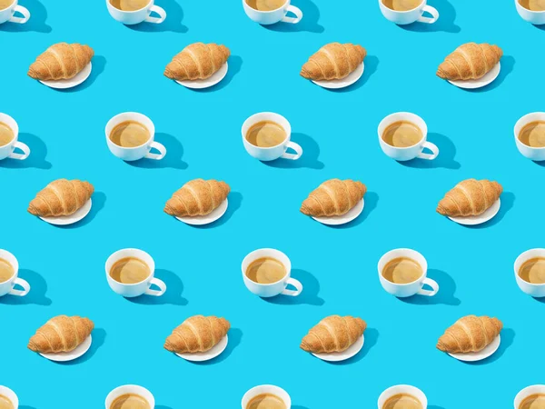 Färska Croissanter Tallrikar Och Kaffe Blå Sömlös Bakgrund Mönster — Stockfoto