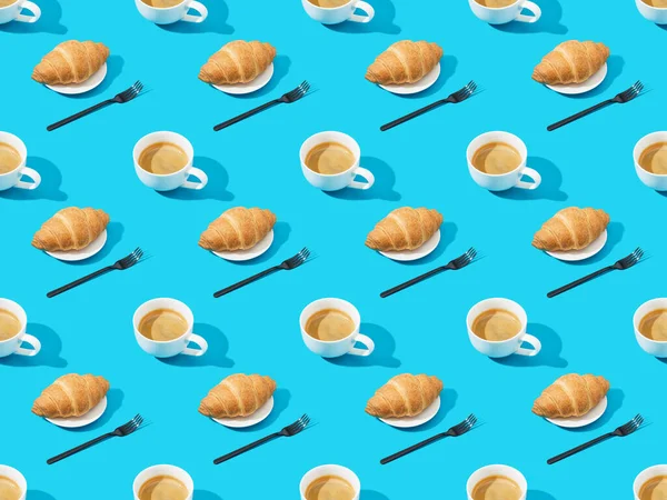 Vorken Verse Croissants Borden Koffie Blauwe Naadloze Achtergrond Patroon — Stockfoto