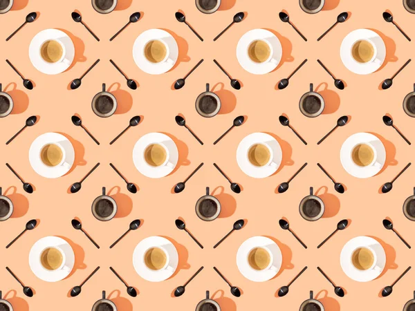 Vista Superior Tazas Café Fresco Platos Cucharas Naranja Patrón Fondo —  Fotos de Stock