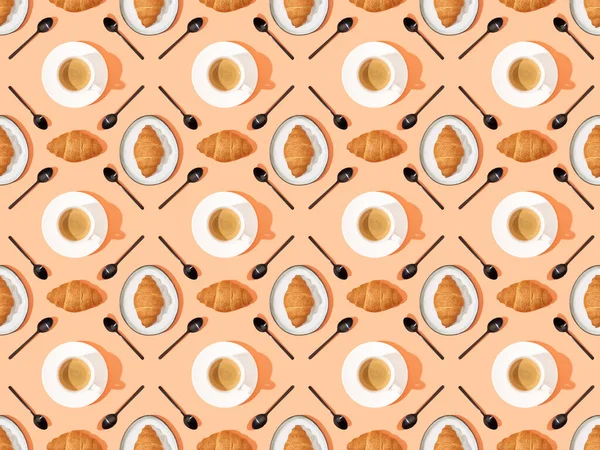 Ovanifrån Skedar Färska Croissanter Tallrikar Och Kaffe Orange Sömlös Bakgrund — Stockfoto