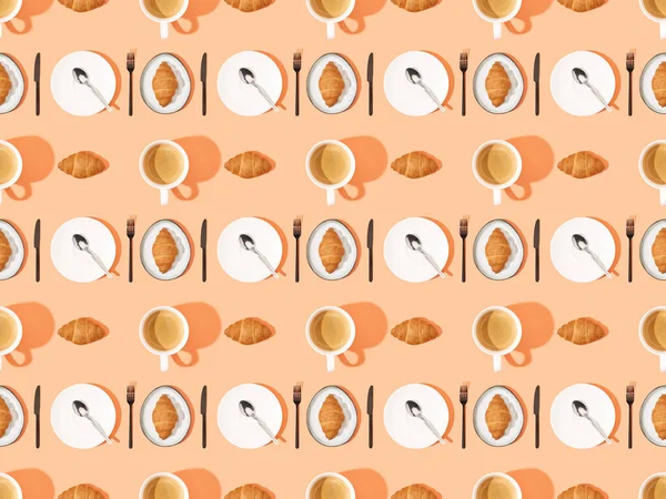 Vrchní Pohled Příbory Čerstvé Croissanty Talířích Kávu Oranžové Hladké Pozadí — Stock fotografie