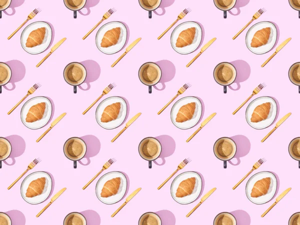 Blick Von Oben Auf Besteck Croissants Auf Tellern Und Kaffee — Stockfoto