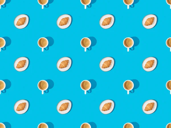 Ovanifrån Croissanter Tallrikar Och Kaffe Blå Sömlös Bakgrund Mönster — Stockfoto