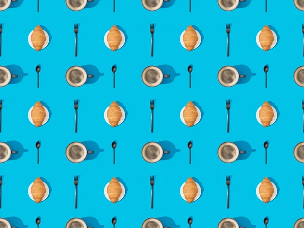 Çatal Bıçak Takımının Üst Görüntüsü Kruvasanlar Tabaklarda Kahve Mavi Pürüzsüz — Stok fotoğraf