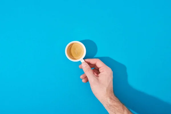 Vista Cortada Homem Segurando Xícara Café Fresco Fundo Azul — Fotografia de Stock