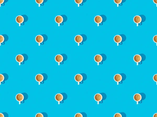 Ansicht Von Tassen Mit Frischem Kaffee Auf Blauem Nahtlosem Hintergrundmuster — Stockfoto