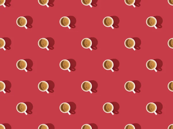 Вид Сверху Чашки Свежего Кофе Красный Бесшовный Рисунок Фона — стоковое фото