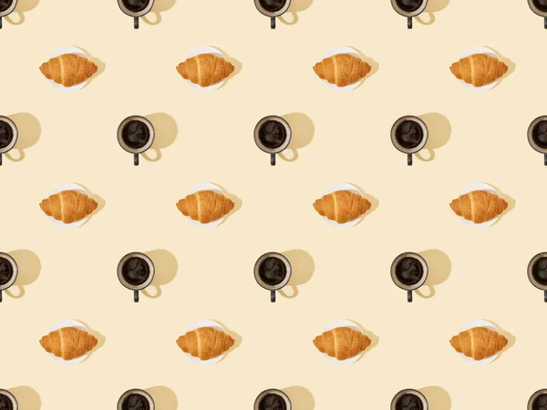 Draufsicht Auf Croissants Und Kaffee Auf Beigem Nahtlosem Hintergrundmuster — Stockfoto