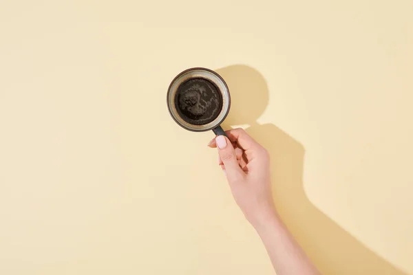 Vista Recortada Mujer Sosteniendo Taza Café Fresco Sobre Fondo Beige — Foto de Stock