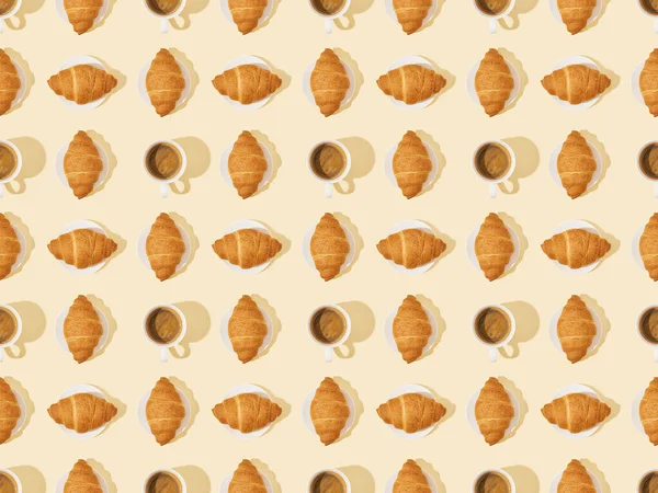 Vrchní Pohled Croissanty Kávu Béžové Bezproblémové Pozadí Vzor — Stock fotografie