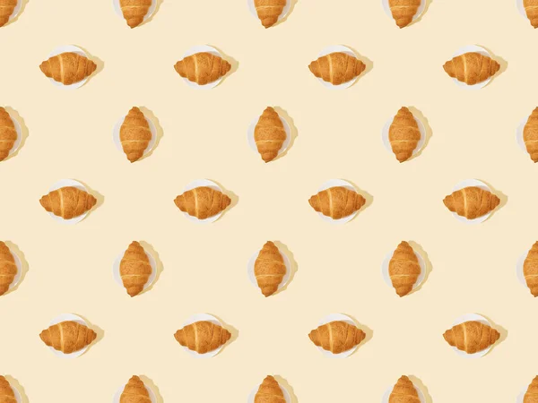 Vrchní Pohled Čerstvé Croissanty Béžové Hladké Pozadí Vzor — Stock fotografie
