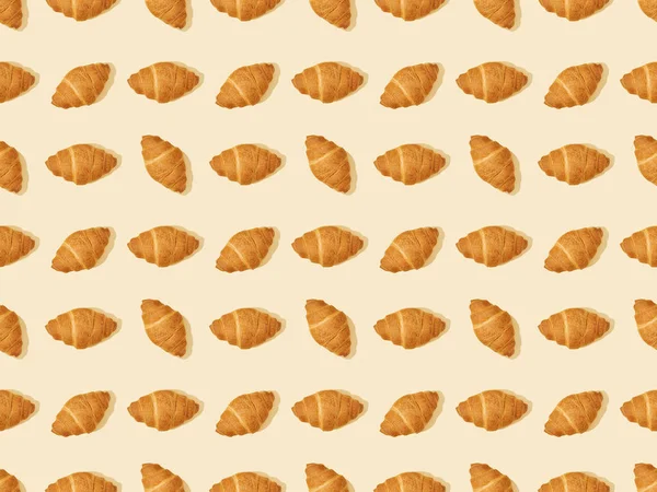Draufsicht Auf Frische Croissants Auf Beigem Nahtlosem Hintergrundmuster — Stockfoto