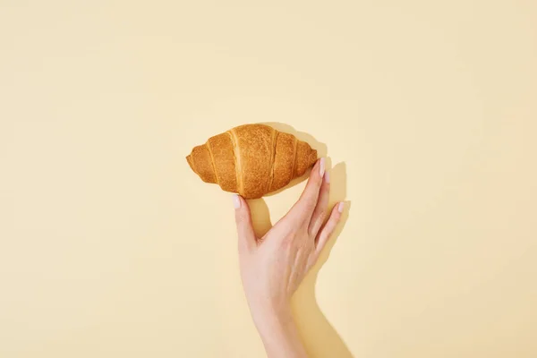 Beskuren Bild Kvinna Som Håller Färsk Croissant Beige Bakgrund — Stockfoto