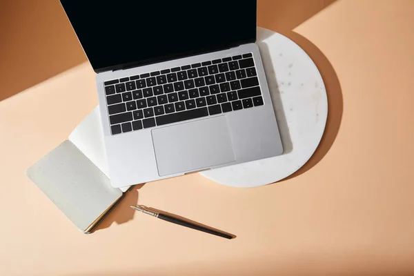 Ovanifrån Laptop Marmor Ombord Copybook Och Pensel Beige Bakgrund — Stockfoto