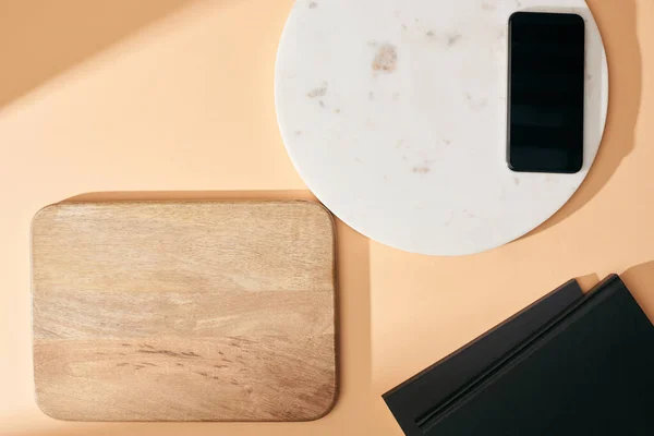 Bovenaanzicht Van Houten Marmeren Planken Smartphone Notebooks Beige Ondergrond — Stockfoto