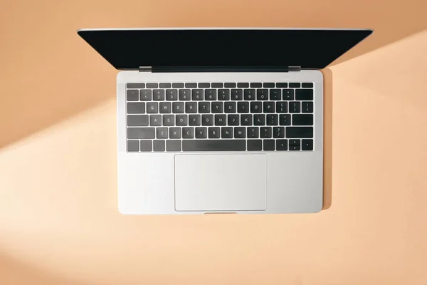 Vista Dall Alto Del Laptop Aperto Con Schermo Bianco Sfondo — Foto Stock