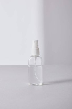 Beyaz arka planda sprey şişesinde el dezenfektanı.