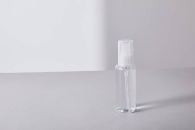 Beyaz arka planda sprey şişesinde el dezenfektanı.