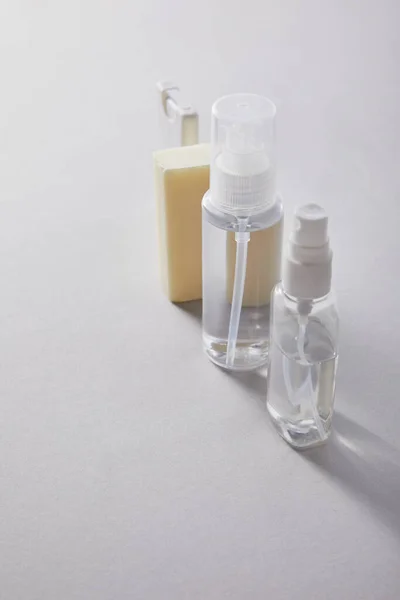 Pembersih Tangan Dalam Botol Semprot Dan Sabun Antibakteri Pada Latar — Stok Foto
