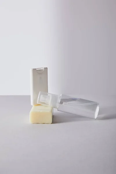 Απολυμαντικό Χεριών Φιάλη Ψεκασμού Και Αντιβακτηριακό Σαπούνι Λευκό Φόντο — Φωτογραφία Αρχείου