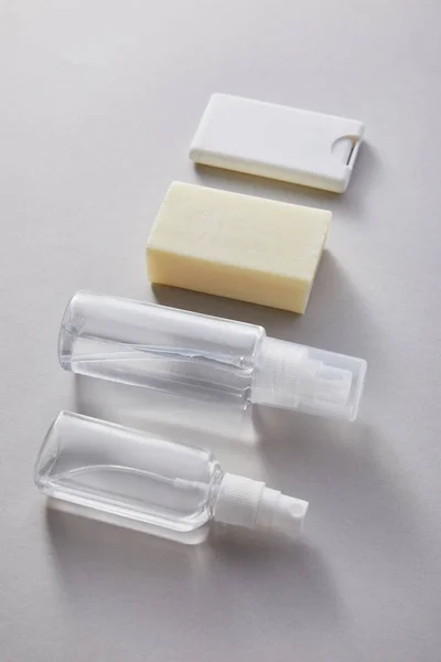 Lapos Feküdt Kézfertőtlenítő Spray Palackok Antibakteriális Szappan Szürke Alapon — Stock Fotó