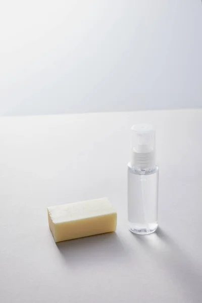 Disinfettante Mani Bottiglia Spray Sapone Antibatterico Sfondo Bianco — Foto Stock