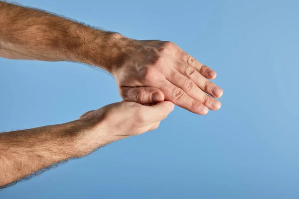 Vue Partielle Homme Lavant Les Mains Isolées Sur Bleu — Photo