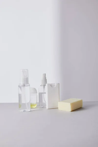 Kézfertőtlenítő Üvegekben Antibakteriális Szappan Fehér Alapon — Stock Fotó